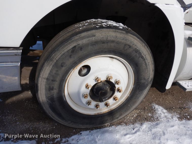 image for item DN6271 2005 International 9200i  semi truck