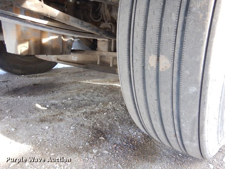 image for item DN6271 2005 International 9200i  semi truck