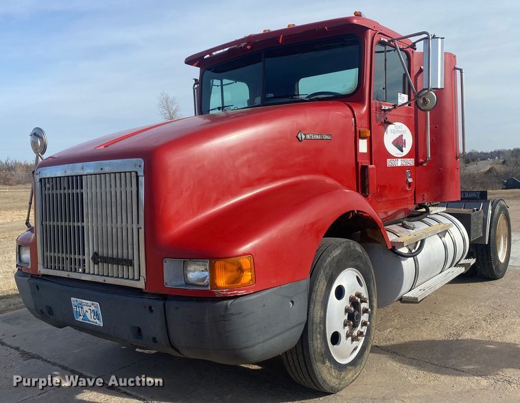 image for item DN8146 1995 International 9400  semi truck