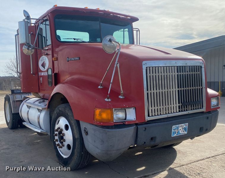 image for item DN8146 1995 International 9400  semi truck