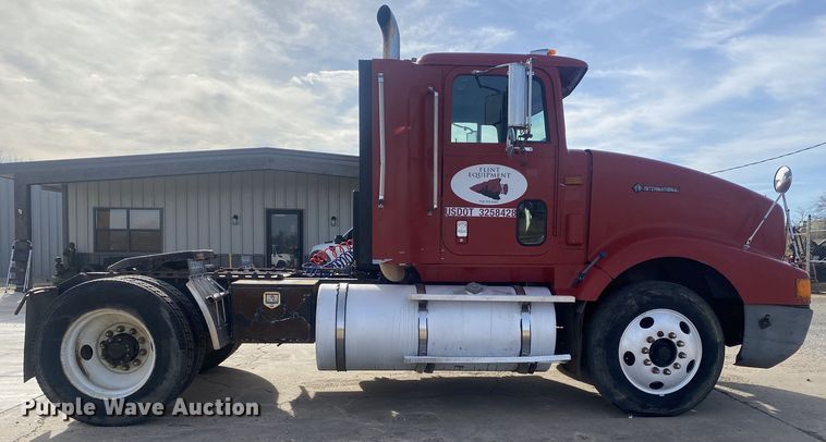 image for item DN8146 1995 International 9400  semi truck