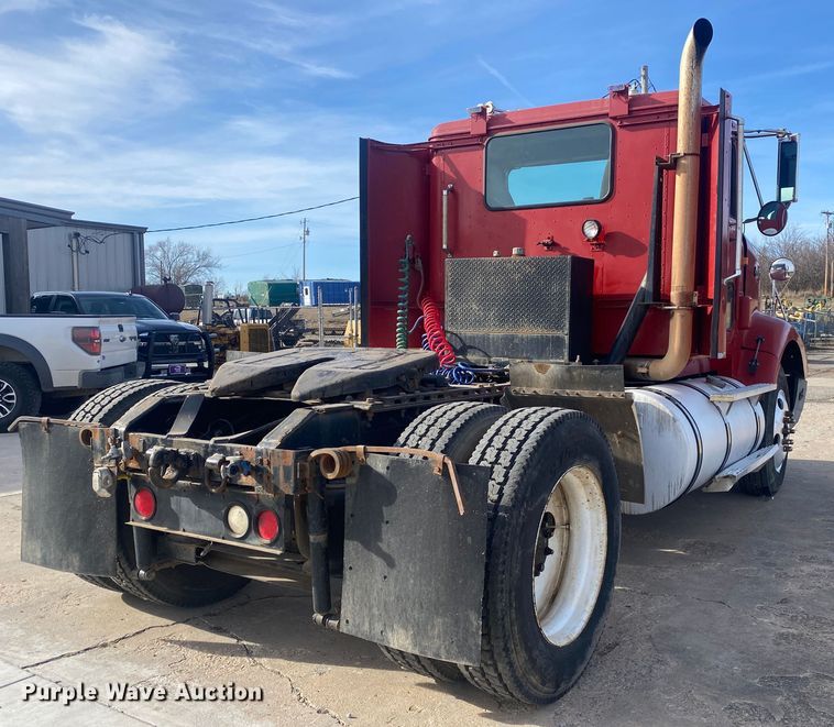 image for item DN8146 1995 International 9400  semi truck