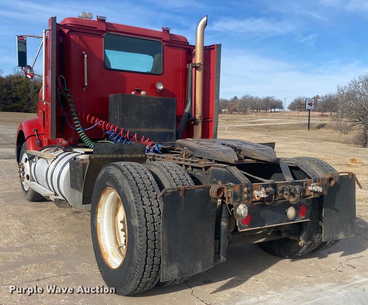 image for item DN8146 1995 International 9400  semi truck