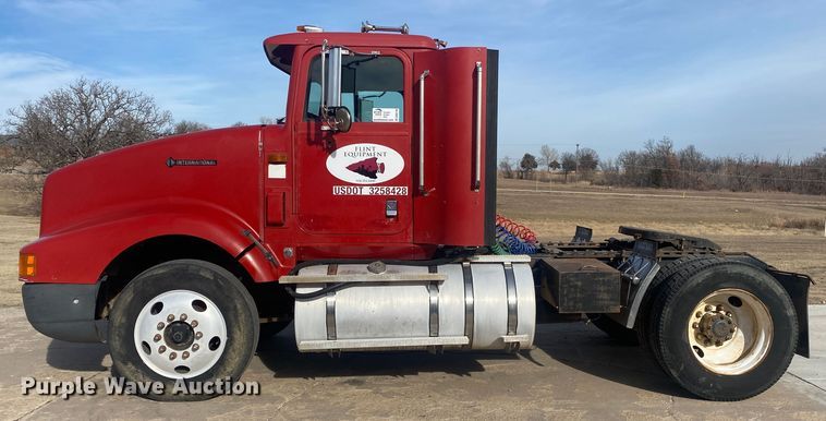 image for item DN8146 1995 International 9400  semi truck