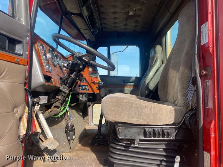 image for item DN8146 1995 International 9400  semi truck