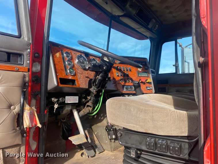 image for item DN8146 1995 International 9400  semi truck