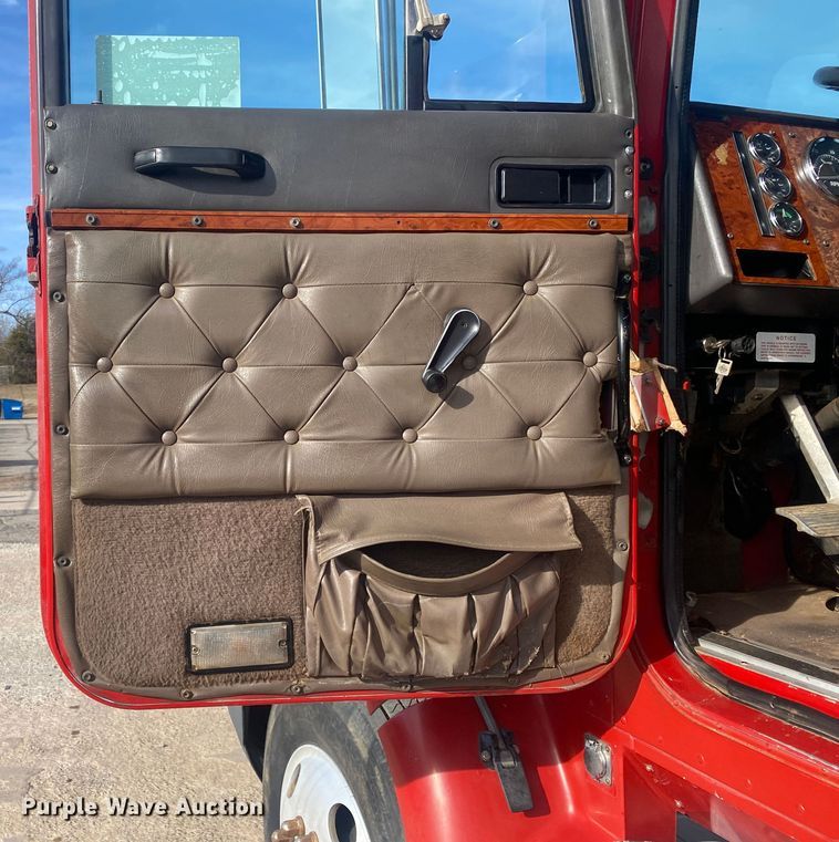 image for item DN8146 1995 International 9400  semi truck