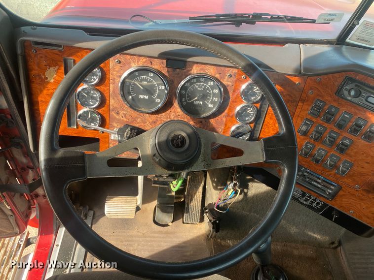 image for item DN8146 1995 International 9400  semi truck