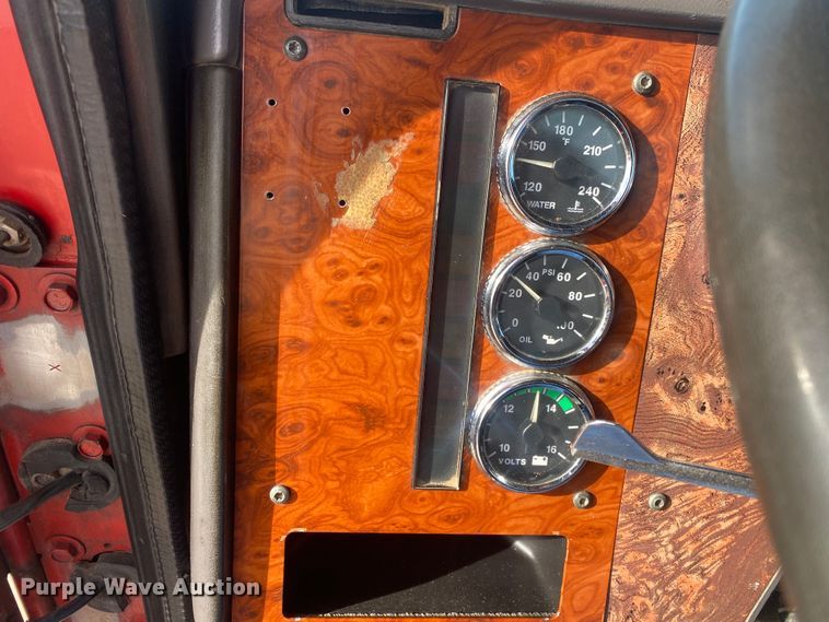 image for item DN8146 1995 International 9400  semi truck