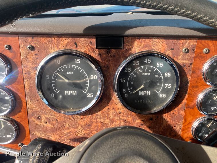 image for item DN8146 1995 International 9400  semi truck