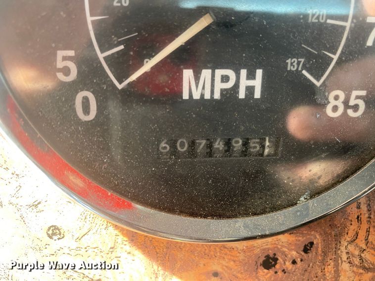 image for item DN8146 1995 International 9400  semi truck