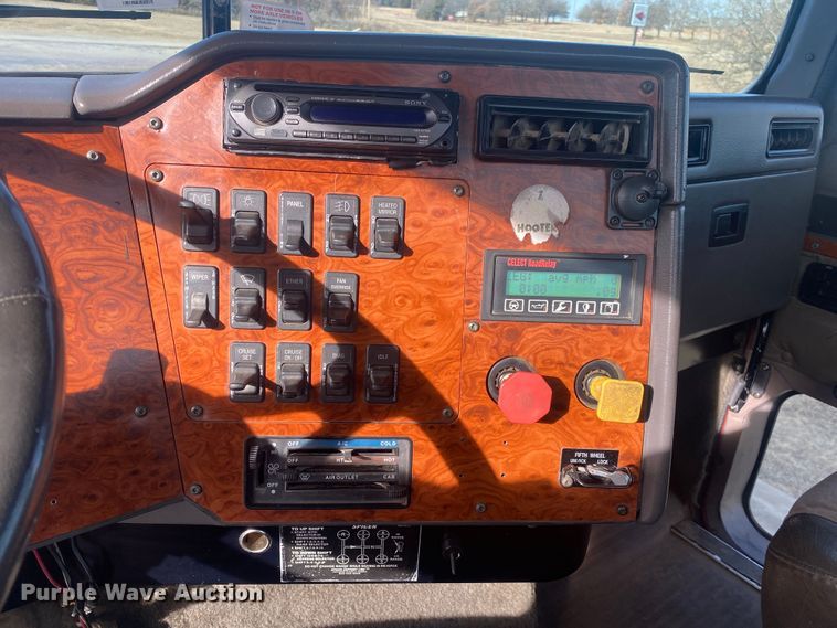 image for item DN8146 1995 International 9400  semi truck