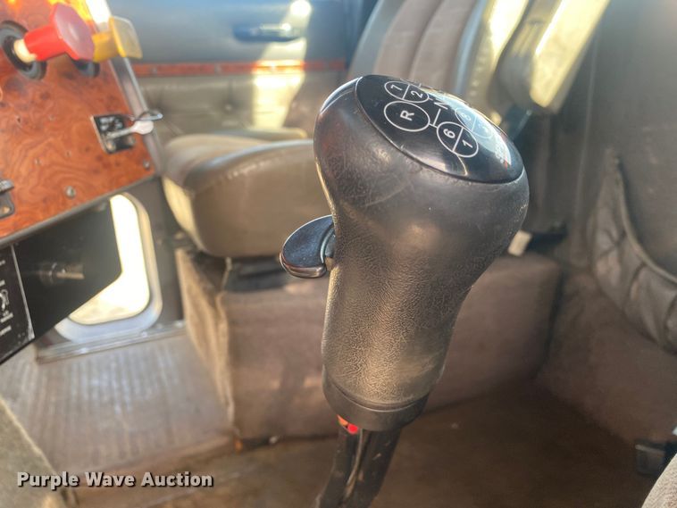 image for item DN8146 1995 International 9400  semi truck