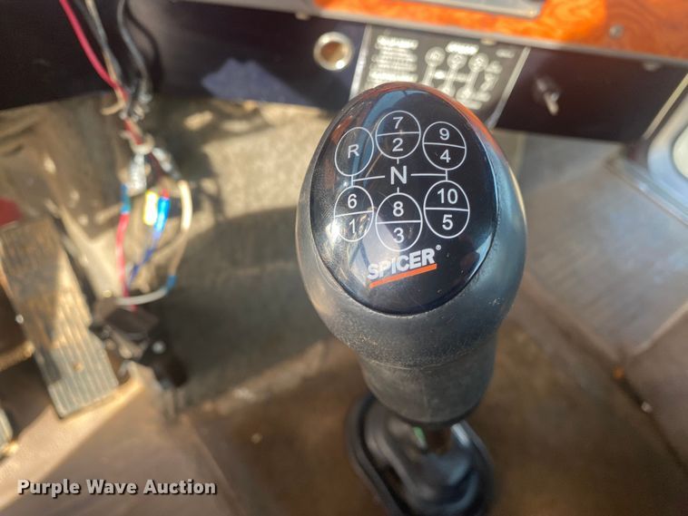 image for item DN8146 1995 International 9400  semi truck