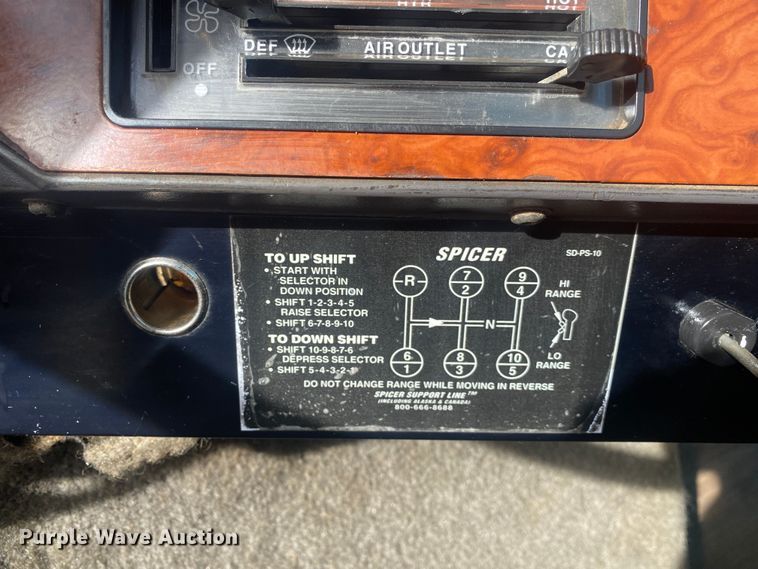 image for item DN8146 1995 International 9400  semi truck