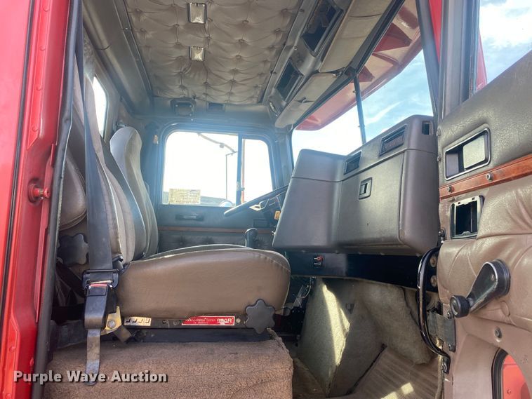 image for item DN8146 1995 International 9400  semi truck