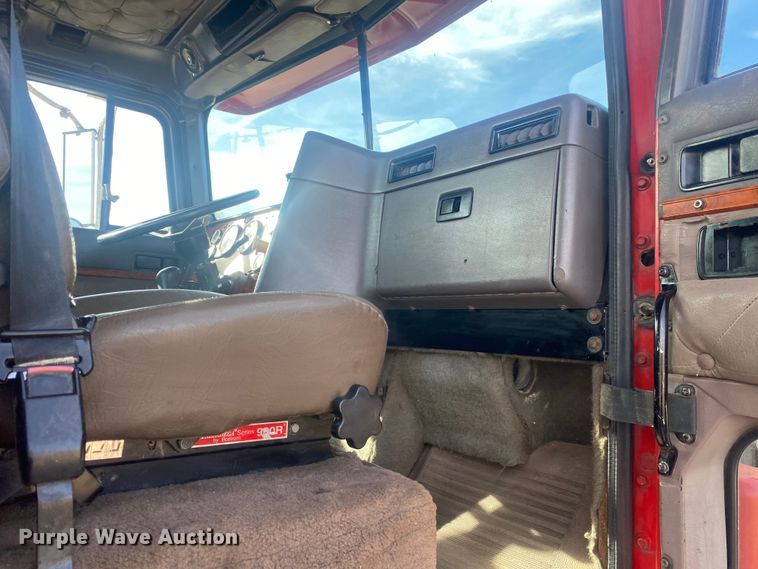 image for item DN8146 1995 International 9400  semi truck