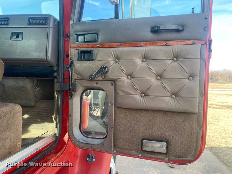 image for item DN8146 1995 International 9400  semi truck