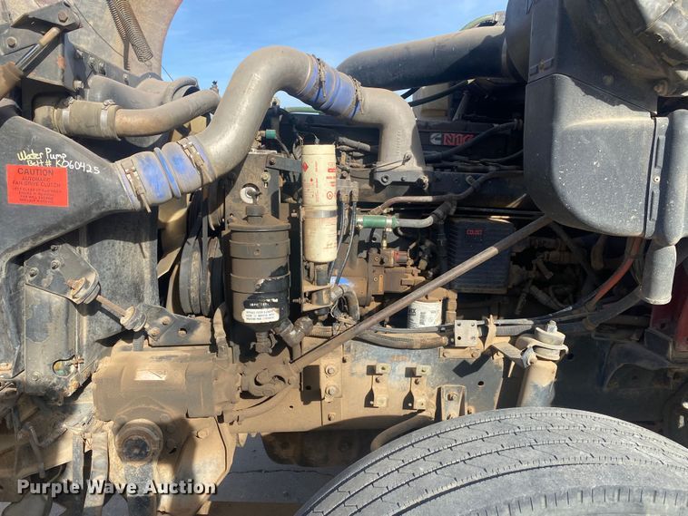 image for item DN8146 1995 International 9400  semi truck