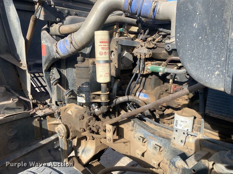 image for item DN8146 1995 International 9400  semi truck