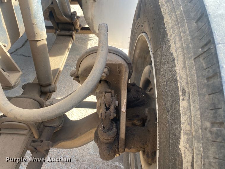 image for item DN8146 1995 International 9400  semi truck