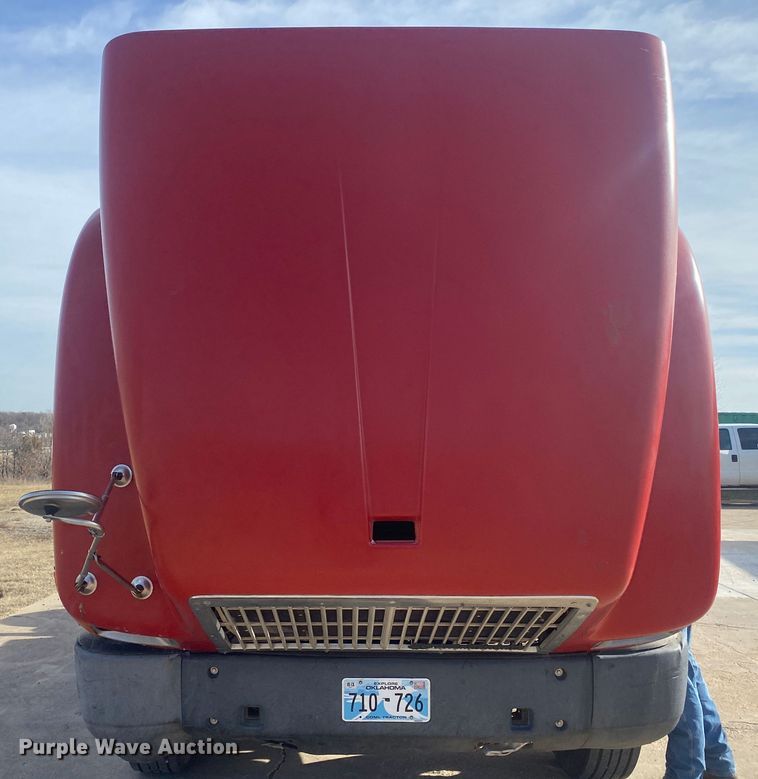 image for item DN8146 1995 International 9400  semi truck