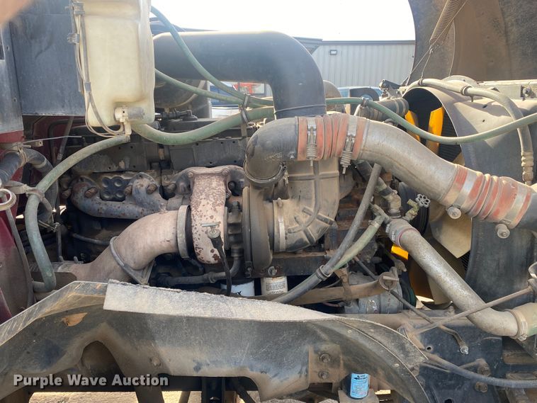 image for item DN8146 1995 International 9400  semi truck