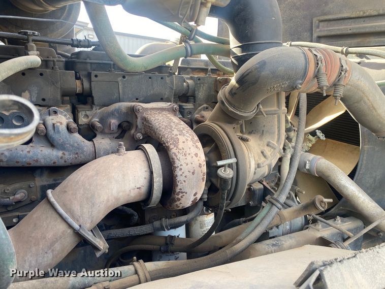 image for item DN8146 1995 International 9400  semi truck