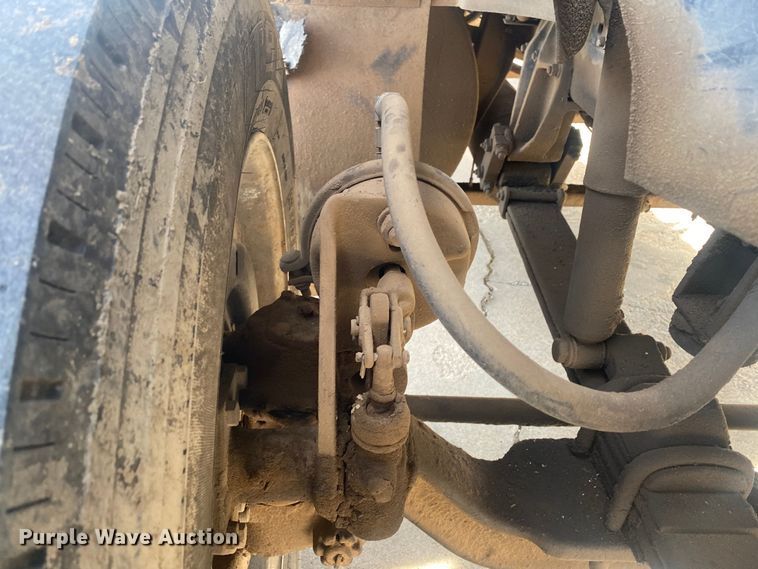 image for item DN8146 1995 International 9400  semi truck