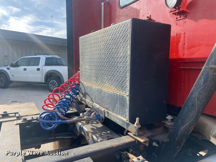 image for item DN8146 1995 International 9400  semi truck