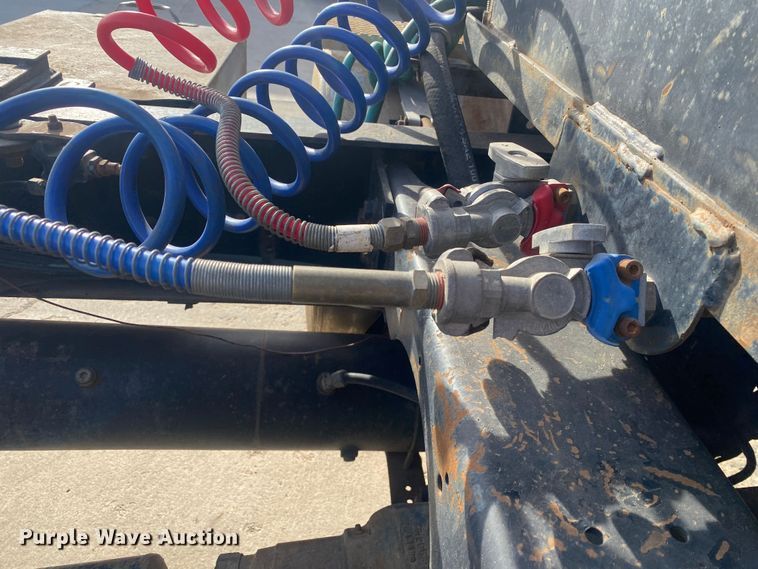 image for item DN8146 1995 International 9400  semi truck