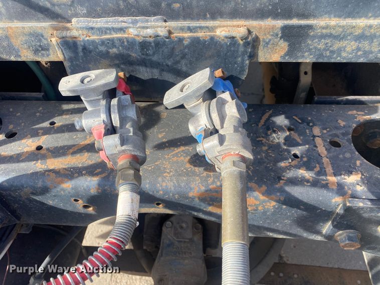 image for item DN8146 1995 International 9400  semi truck