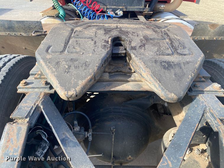 image for item DN8146 1995 International 9400  semi truck