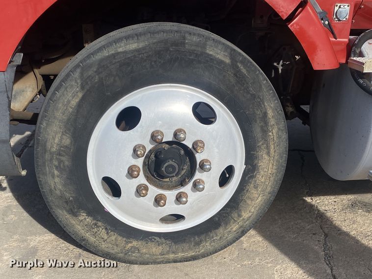 image for item DN8146 1995 International 9400  semi truck