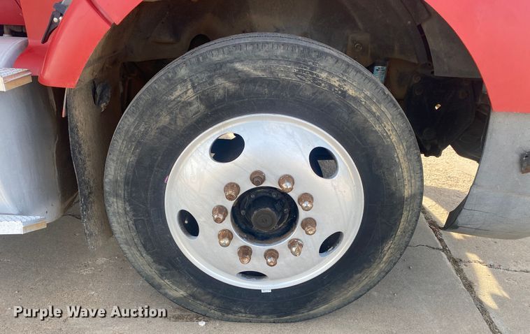 image for item DN8146 1995 International 9400  semi truck