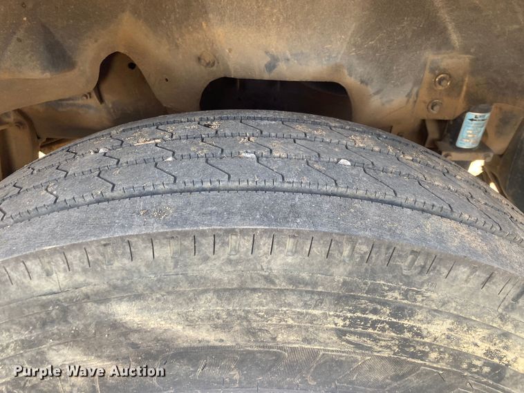 image for item DN8146 1995 International 9400  semi truck