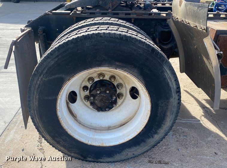 image for item DN8146 1995 International 9400  semi truck