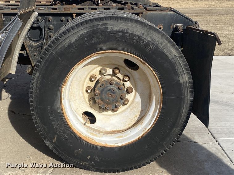 image for item DN8146 1995 International 9400  semi truck