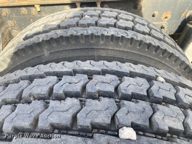 image for item DN8146 1995 International 9400  semi truck