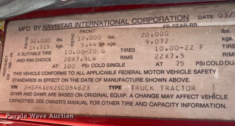 image for item DN8146 1995 International 9400  semi truck