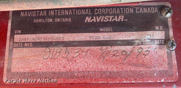 image for item DN8146 1995 International 9400  semi truck