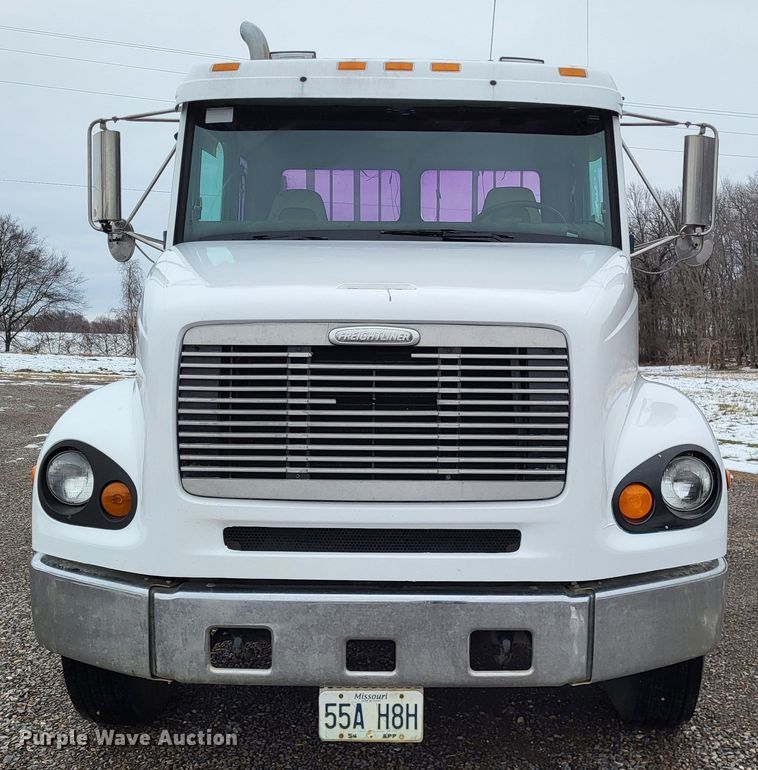 image for item DO3554 1998 Freightliner FL112  semi truck