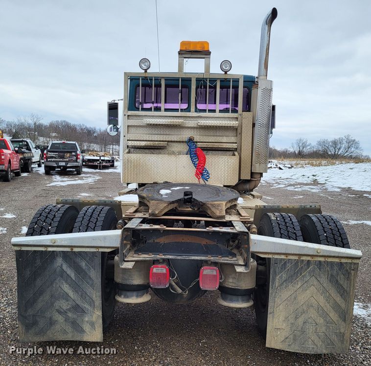 image for item DO3554 1998 Freightliner FL112  semi truck