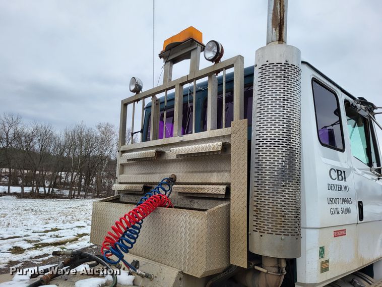 image for item DO3554 1998 Freightliner FL112  semi truck