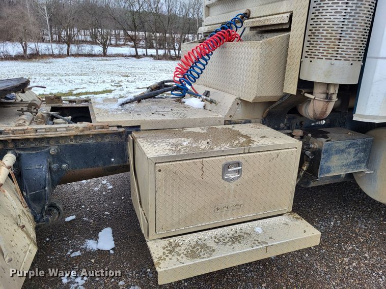 image for item DO3554 1998 Freightliner FL112  semi truck