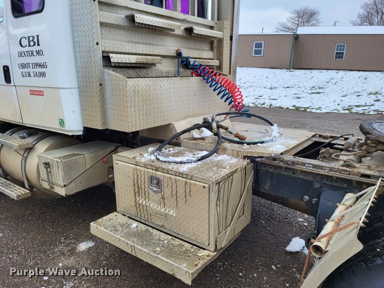 image for item DO3554 1998 Freightliner FL112  semi truck