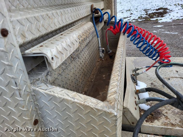 image for item DO3554 1998 Freightliner FL112  semi truck