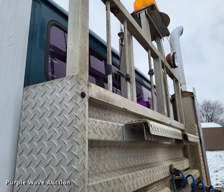 image for item DO3554 1998 Freightliner FL112  semi truck