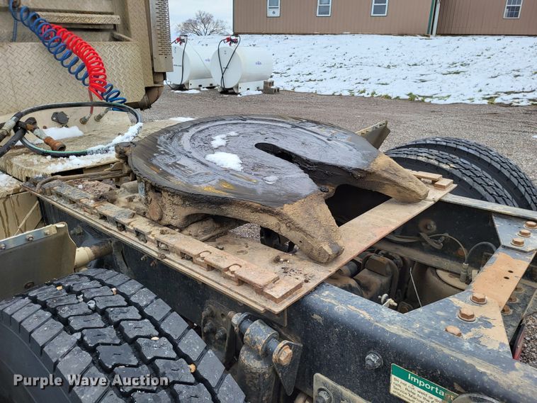 image for item DO3554 1998 Freightliner FL112  semi truck