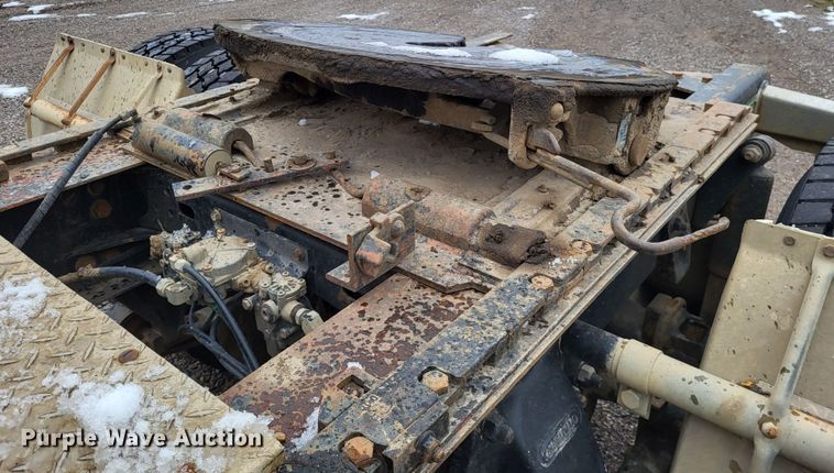 image for item DO3554 1998 Freightliner FL112  semi truck